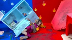 Baby Monkey KiKi with Pink vs Black Ice Cream Vending Machine and go to toilet | KUDO ANIMAL KIKI