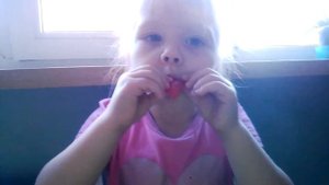 Аня научилась надувать шарики