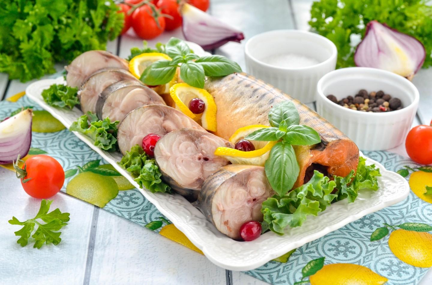 КАК ПРИГОТОВИТЬ СКУМБРИЮ В ЧАЕ И ЛУКОВОЙ ШЕЛУХЕ