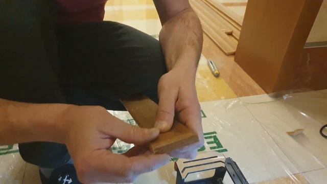 Монтаж напольного шпонированного плинтуса . Установка плинтуса своими руками