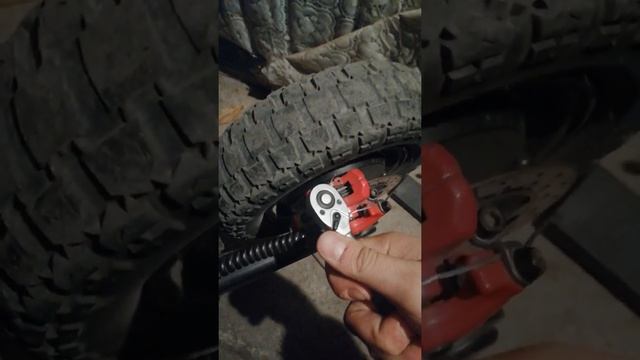 Решение проблемы с шорканием/задеванием колодок на штатных калиперах самоката Kugoo G-Booster смотреть онлайн