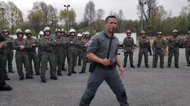 Police Expandable Baton : "I've got a few tricks up my sleeve to help me control this guy!" смотреть онлайн