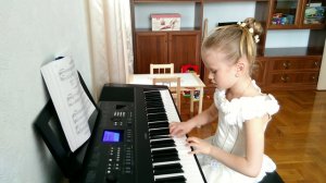 Алина, 5 лет, играет "Часики"
