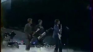 Илон Маск поет песню "Трава у дома"