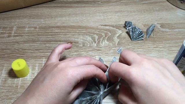 Объёмные снежинки из салфеток. Новогодние украшения своими руками. смотреть онлайн