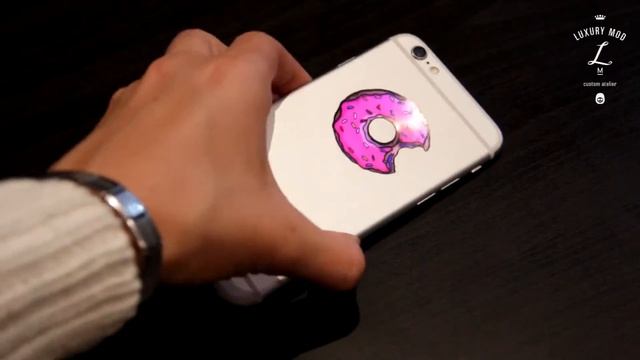 iPhone 6 со светящимся логотипом смотреть онлайн