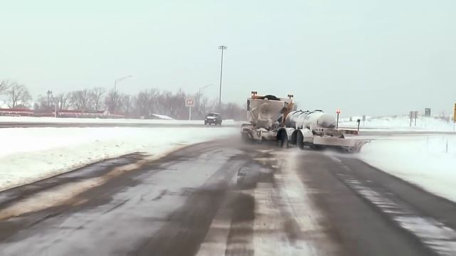 Как быстро почистить снег на дороге. Самый лучший способ уборки снега. смотреть онлайн