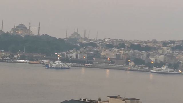 Все великие мечети Стамбула - видны из нашего окна. Beyoğlu. İstanbul. смотреть онлайн
