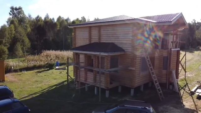 Двухэтажный дом из оцилиндрованного бревна. Готовый первый этап. Диаметр 240 мм.