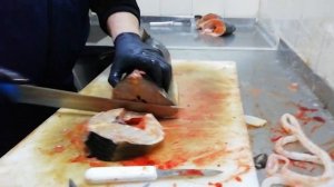 Разделка живого осетра!