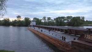 Бускир-толкач РТ-320 с баржей 7396 с трудом отходит от берега
