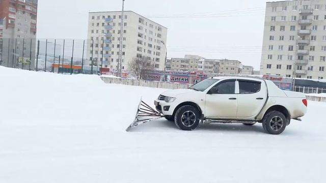 Джип чистит ледовый каток смотреть онлайн