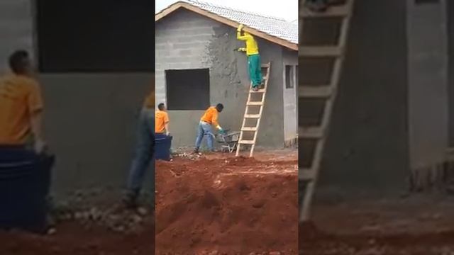 Прикол. Оштукатуривание стен без строительных лесов смотреть онлайн