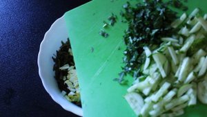 Салат из морской капусты и рыбных консервов.