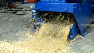 Работа линии оборудования по производству щепы.mp4