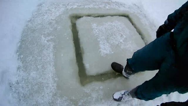 Как сделать прорубь для купания во льду/ Своими руками/ Зимой/ На крещение/ Не бензопилой смотреть онлайн