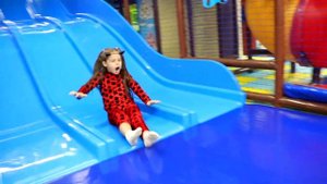 Алиса в детской игровой комнате в парке развлечений | Entertainment for children on playground