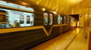 Прибытие метропоезда на станцию Спортивная, верхний зал (Санкт-Петербург)