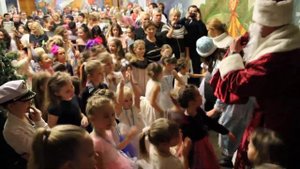 Новогодние танцы со Снегурочкой