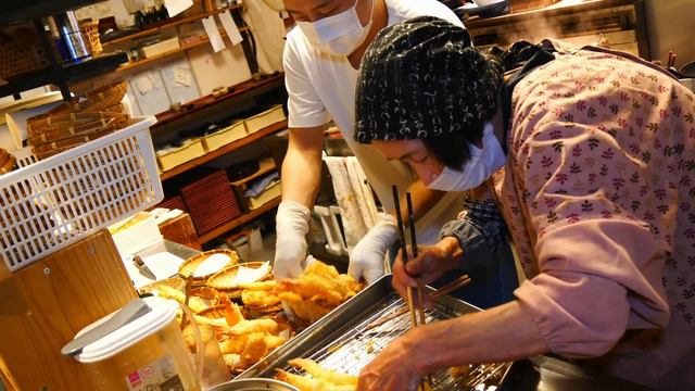 ８１歳お婆ちゃんの揚げる天ぷらに雨でも大行列！一日１４時間働くお婆ちゃんの畑から始まる一日に密着！ смотреть онлайн