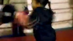 Маленькая девочка работает на лапах