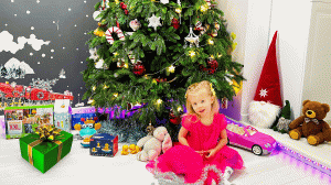 Алиса разбирает подарки на Новый год от Деда мороза и семьи