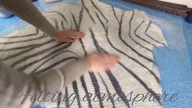 Валяем из остатков префельта. Имитация шкуры зебры. Мокрое валяние