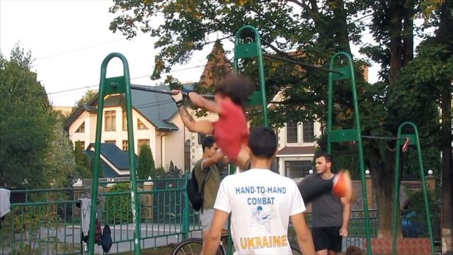 КАК Я УЧИЛСЯ Торнадо 360 На Турнике (ПОПЫТКАМИ) МОЗОЛИ БЫЛИ В ХЛАМ УЖЕ ПОСЛЕ 1-ОЙ ТРЕНИРОВКИ! смотреть онлайн