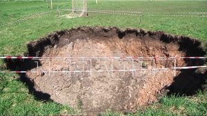 Часть футбольного поля ушла под землю в результате карстового провала