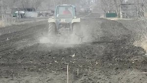 Первая культивация 2019год.Трактор МТЗ-80 (Садовый культиватор!)
