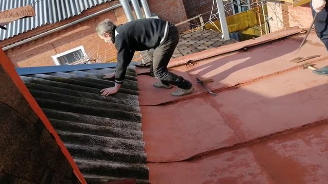 Демонтаж старой кровли из железа 40 лет крыше что увидкли
