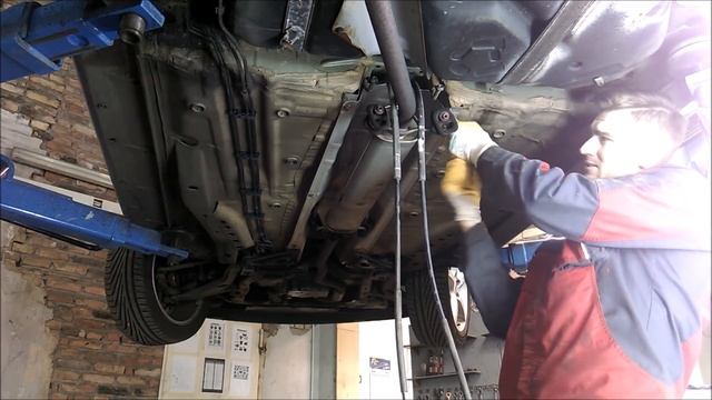 ЗАМЕНА ТРОСОВ РУЧНИКА / OPEL ASTRA H - ОПЕЛЬ АСТРА Н / REPLACING THE PARKING BRAKE CABLES смотреть онлайн