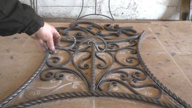 Стол овальный с узорными ножками смотреть онлайн