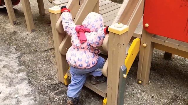 Детское видео для детей.Арина играет на детской площадке.