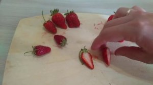 Пробуем на вкус клубнику сорта Альба и Клери.