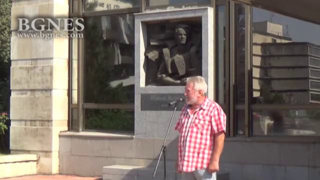 С цветя и рецитал в Благоевград бе почетена паметта на Никола Вапцаров, разстрелян преди 75 г. смотреть онлайн