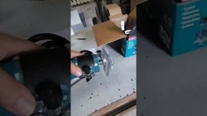 Frezarka jednoręczna Makita 3711 530W co dostajemy w zestawie