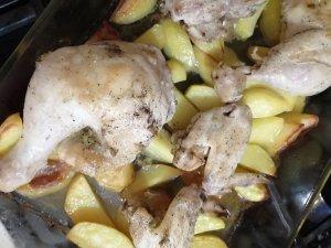 Нежнейшая курица с хрустящей картошкой, запеченная в духовке