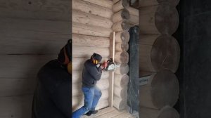 Торцовка бревен в срубе