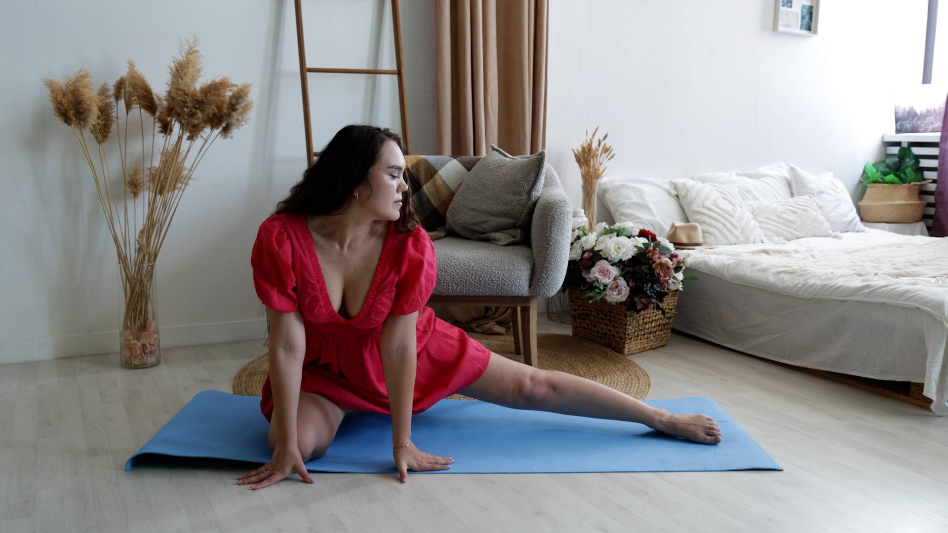 девушка делает легкую растяжку с улыбкой, крупный план