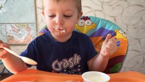 Как малыш сам ест ложкой творог и кашу. How the baby himself eats a spoon of curd and porridge.