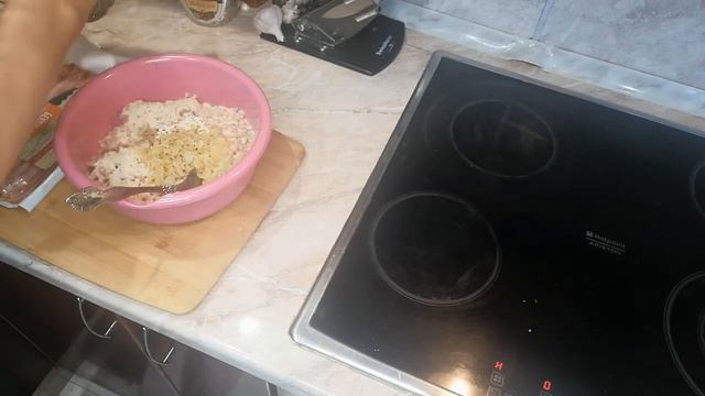 Запеченные куриные котлетки в беконе