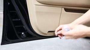 Штатная подсветка дверей с логотипом Тойота.