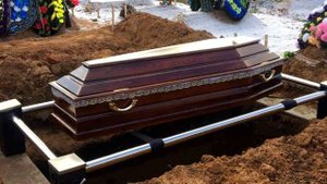 Во время похорон в гробу раздался стук, открыв крышку, люди в ужасе замерли!