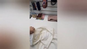 УБИРАЕМ МЕШКОВИНУ В КАРМАНАХ ,ЗАШИВАЕМ КАРМАНЫ СОВСЕМ.