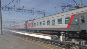 2ТЭ10УТ-0088 с пассажирским поездом Нижневартовск — Пенза отправляется со станции Екатеринбург-Пасс