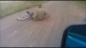 Алкаш уснул за рулём: Алкаш уснул за рулём велосипеда :D