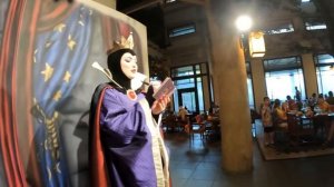 Meeting Evil Queen at Disney Wilderness Lodge Artist Point Storybook Dining