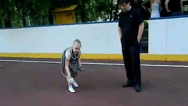 Пилотирование радиоуправляемого вертолета ребенком