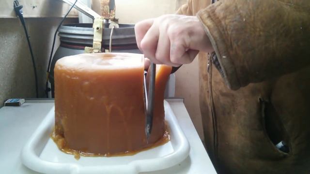 Нарезаю мед для подкормки.mp4 смотреть онлайн